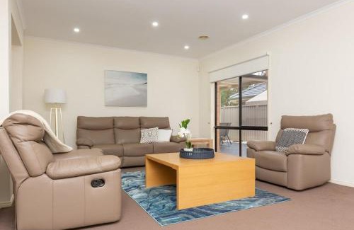 Tarneit House | Beautiful Tarneit Family Home with Pool + BBQ