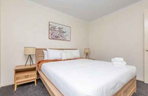 Tarneit House | Beautiful Tarneit Family Home with Pool + BBQ