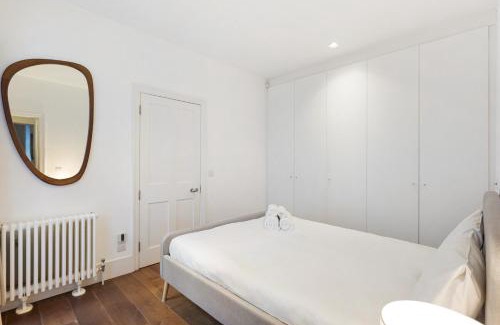 Madinat Zayed Apartment | Beautiful two bed in Central London - Kensington