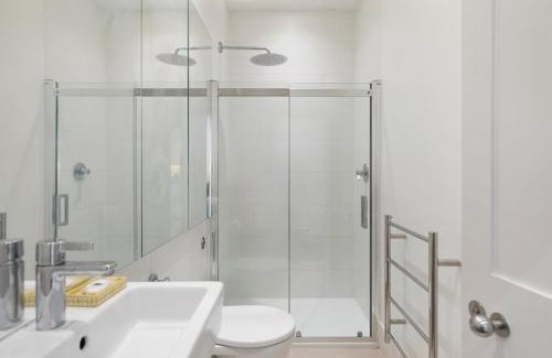 Madinat Zayed Apartment | Beautiful two bed in Central London - Kensington