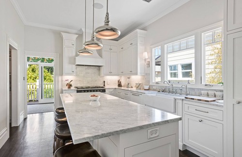 West Alameda House | Beautiful upper level 2b/2b flat in 1885 Queen Anne Cottage in Alameda