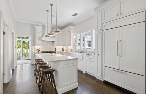 West Alameda House | Beautiful upper level 2b/2b flat in 1885 Queen Anne Cottage in Alameda