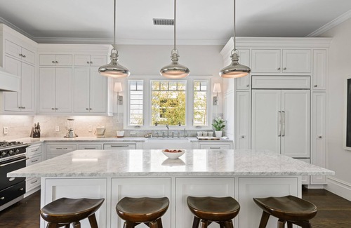 West Alameda House | Beautiful upper level 2b/2b flat in 1885 Queen Anne Cottage in Alameda