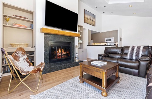 Avon House | Beautiful views from Avon Condo right on Nottingham Lake!