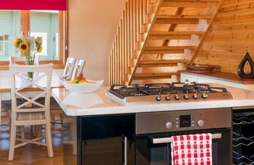 Hopton House | Beautiful villa for 4 guests with WIFI, hot tub and balcony