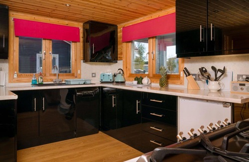 Hopton House | Beautiful villa for 4 guests with WIFI, hot tub and balcony
