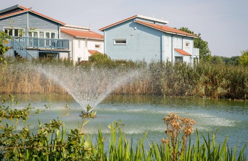 Hopton House | Beautiful villa for 4 guests with WIFI, hot tub and balcony