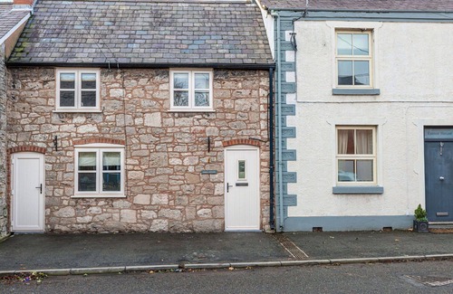 Caerwys House | Beautiful villa for 6 guests with WIFI, TV and pets allowed