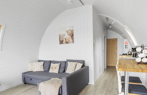 Hertford House | Beautiful villa for 6 guests with hot tub, TV, terrace, pets allowed and parking