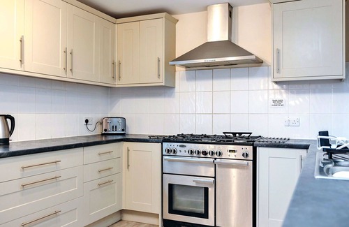 Craven Arms House | Beautiful villa for 8 guests with pool, WIFI and terrace