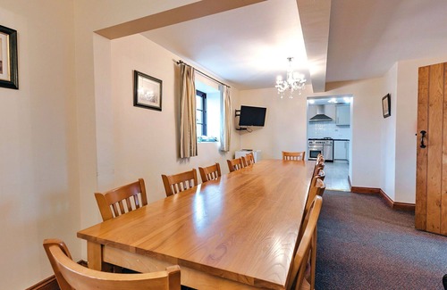 Craven Arms House | Beautiful villa for 8 guests with pool, WIFI and terrace
