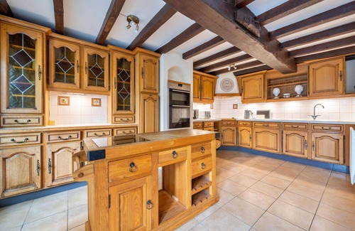 Bridgnorth House | Beautiful villa for 8 guests with WIFI, hot tub, terrace and pets allowed