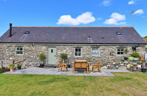 Llandrillo House | Beautiful villa for 6 guests with hot tub, WIFI, TV and terrace