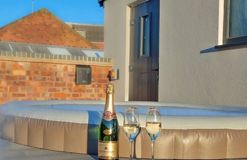 Nottingham City Centre House | Beautiful villa for 12 people with hot tub, WIFI and terrace