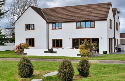 Lympsham House | Beautiful villa for 12 people with hot tub, WIFI, terrace and pets allowed