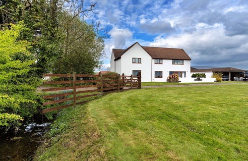 Lympsham House | Beautiful villa for 12 people with hot tub, WIFI, terrace and pets allowed