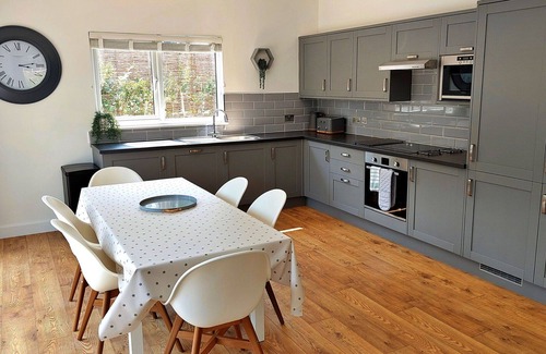 Liverton House | Beautiful villa for 6 guests with WIFI, hot tub, pool and parking