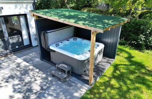 Liverton House | Beautiful villa for 6 guests with WIFI, hot tub, pool and parking