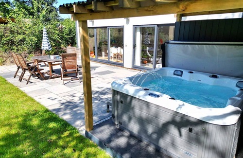 Liverton House | Beautiful villa for 6 guests with WIFI, hot tub, pool and parking
