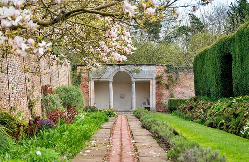Thirsk House | Beautiful villa for 6 people with WIFI, pool, hot tub and terrace