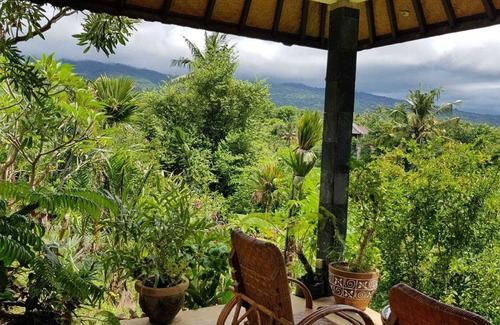 Kalibukbuk Villa | Beautiful villa on a hill with sea, mountain and rice field views