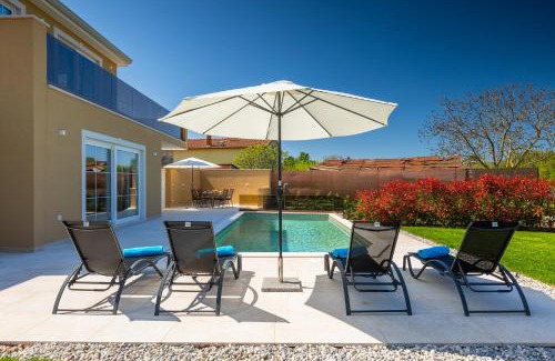 Vizinada Villa | Beautiful Villa Onit with outdoor pool in Vizinada