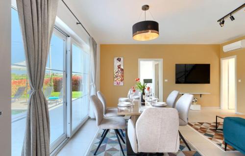 Vizinada Villa | Beautiful Villa Onit with outdoor pool in Vizinada
