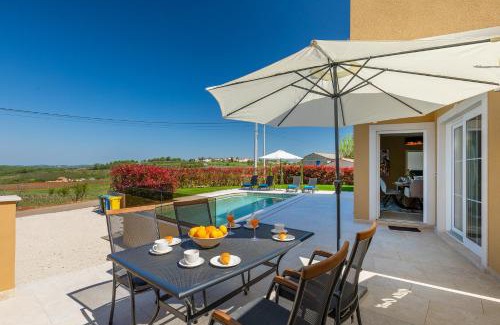 Vizinada Villa | Beautiful Villa Onit with outdoor pool in Vizinada
