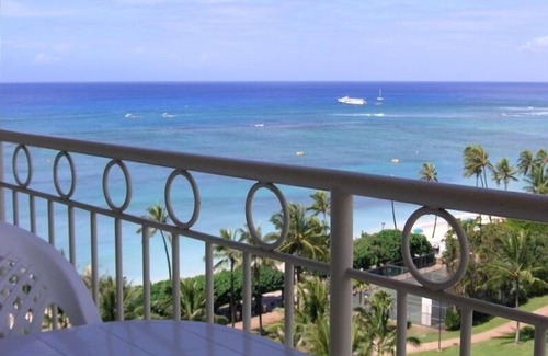 Waikiki Condo | BEAUTIFUL WAIKIKI SHORE 2 BDRM BEACHFRONT CONDO. SPECTACULAR OCEAN/SUNSET VIEWS.