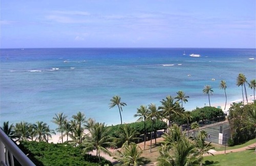 Waikiki Condo | BEAUTIFUL WAIKIKI SHORE 2 BDRM BEACHFRONT CONDO. SPECTACULAR OCEAN/SUNSET VIEWS.