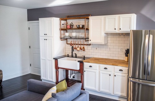 Pittsburgh Apartment | Beautiful, Walkable Strip District Studio w/Outdoor Loggia