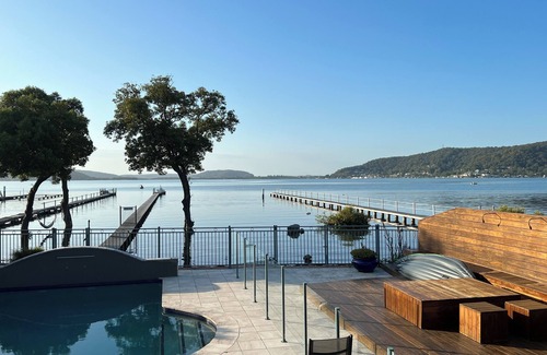 Tascott House | Beautiful water front with private jetty house - very convenient location