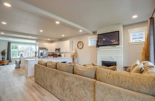 Hammond House | Beautiful Water Views: Coastal Oregon Townhome!