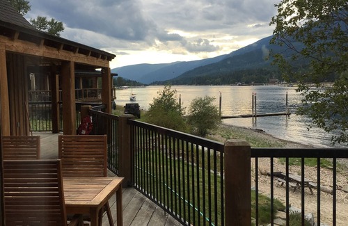 Proctor House | Beautiful Waterfront Cabin on Kootenay Lake
