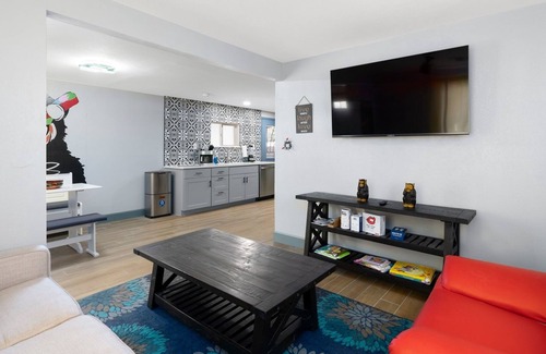 Camelback East House | Beautiful Weather, Hot Tub, Dog Friendly, Playground, Huge Yard, Covered Parking