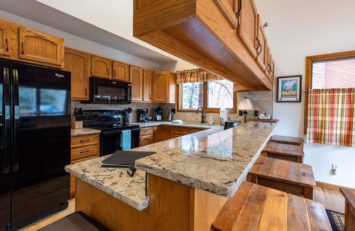 Aspen Brook House | Beautiful, Well-Equipped Home on River, Hot Tub, Close to Rocky Mtn. N P & YMCA