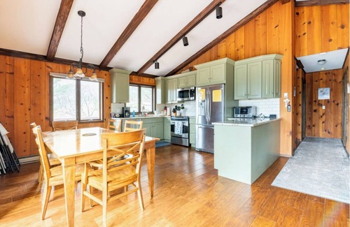 Windham Ski Chalet | Beautiful Windham Chalet 2 minutes to Town and the Mountain