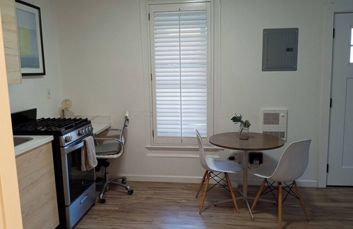 Prescott Apartment | Beautifull Renovated High Ceiling Studio with Great Light