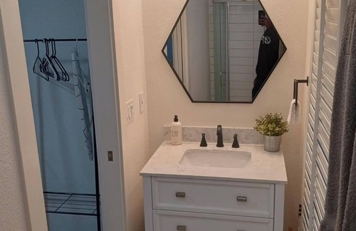 Prescott Apartment | Beautifull Renovated High Ceiling Studio with Great Light