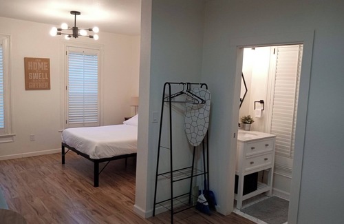 Prescott Apartment | Beautifull Renovated High Ceiling Studio with Great Light