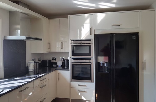 New Forest District Cottage | Beautifully Appointed Riverside Thatched Cottage. Town Centre, Yet Secluded