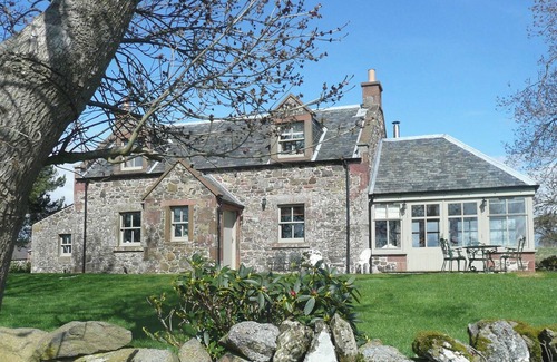 Perth Cottage | Beautifully appointed detached cottage commanding uninterrupted views towards the Lomond Hills.