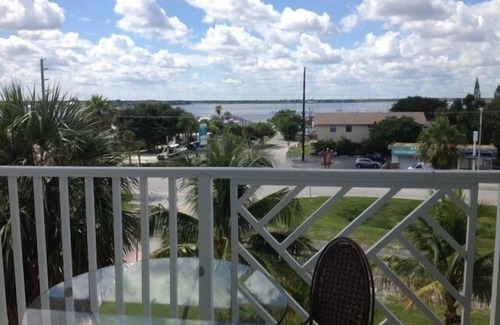 Stuart Apartment | Beautifully Decorated Condo, Close To Downtown Stuart