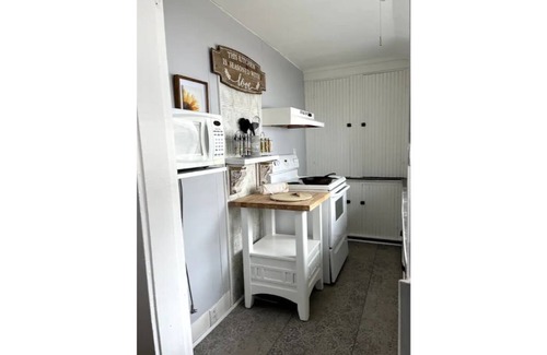 Newport House | Beautifully Decorated Downtown Property.