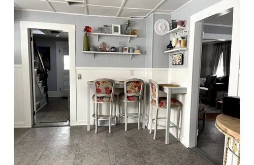 Newport House | Beautifully Decorated Downtown Property.