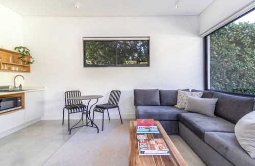 Stellenbosch Apartment | Beautifully Furnished Apartment with Shared Swimming Pool