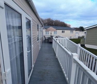 New Forest District Resort | BEAUTIFULLY PRESENTED CARAVAN DOG FRIENDLY on AWARD WINNING SHOREFIELD COUNTRY PARK Entertainment passes and linen included