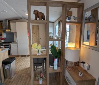 New Forest District Resort | BEAUTIFULLY PRESENTED CARAVAN DOG FRIENDLY on AWARD WINNING SHOREFIELD COUNTRY PARK Entertainment passes and linen included