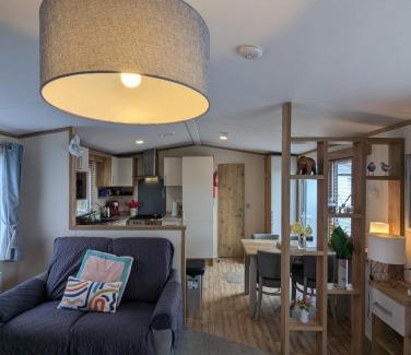 New Forest District Resort | BEAUTIFULLY PRESENTED CARAVAN DOG FRIENDLY on AWARD WINNING SHOREFIELD COUNTRY PARK Entertainment passes and linen included