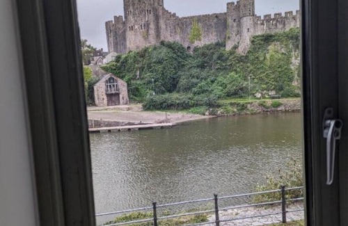 Pembroke House | Beautifully presented 4 person holiday let with Views of Pembroke Castle